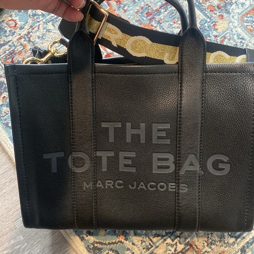 Marc Jacobs Black Tote Bag
Leather
Dust bag 
Purse insert
MEDIUM - Picture 8 of 10